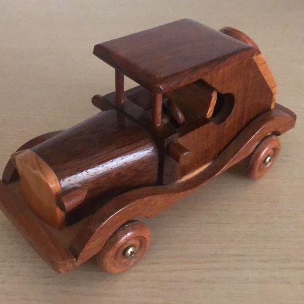 carro decorativo em madeira estilo calhambeque