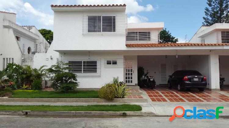 (280m2) Vendo Excelente Town House de Dos (02) Plantas.