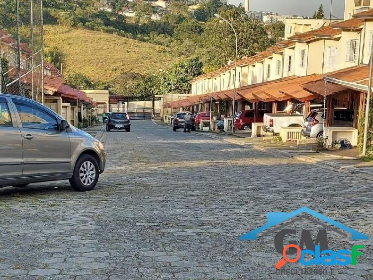 Casa 2 dormitórios, vaga coberta em condomínio no Centro