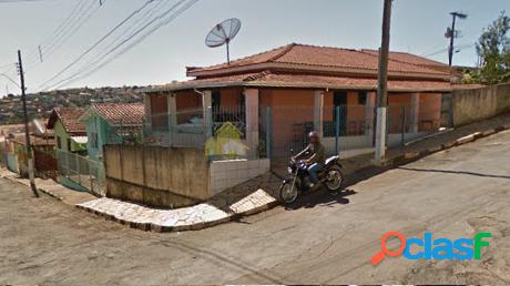 Casa de esquina no centro em Nova Resende-MG.