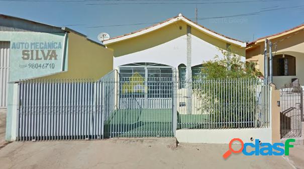 Casa no centro em Nova Resende-MG com 3 quartos, sendo duas