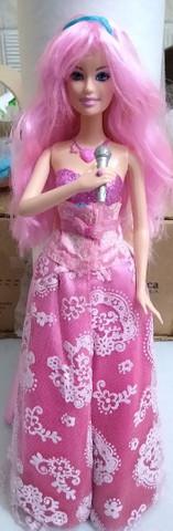 Boneca Barbie cantora pop star