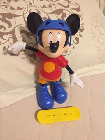 Boneco Mickey radical com skate