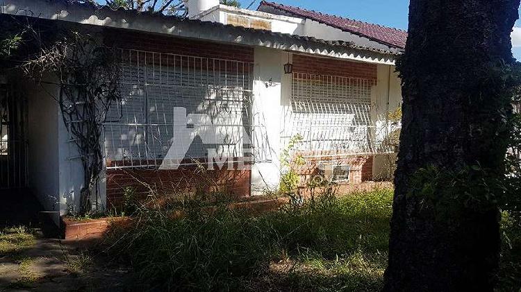 Casa com 3 dormitórios e 4 vaga de garagem, à venda no