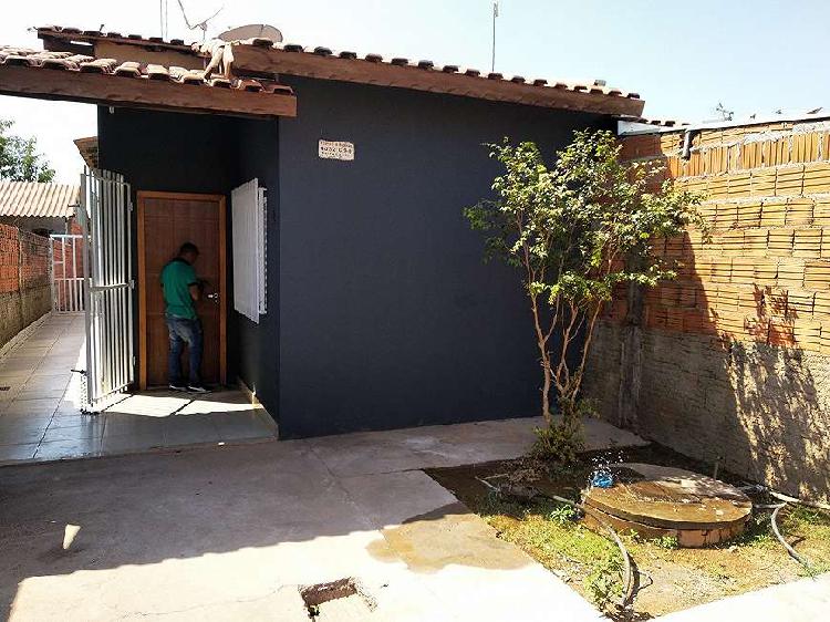 Casa para venda possui 60 metros quadrados com 2 quartos em