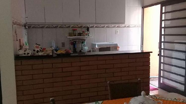 Casa para venda possui 75 metros quadrados com 2 quartos em