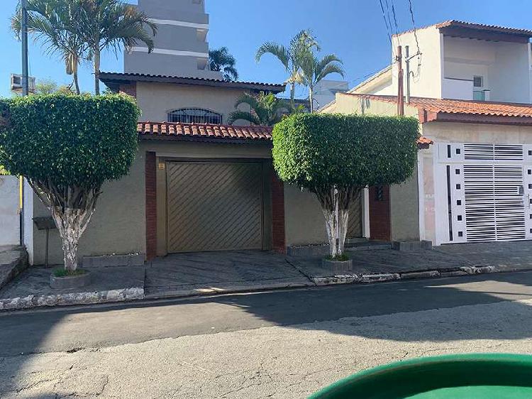 Casa para venda tem 210 metros quadrados com 3 quartos em