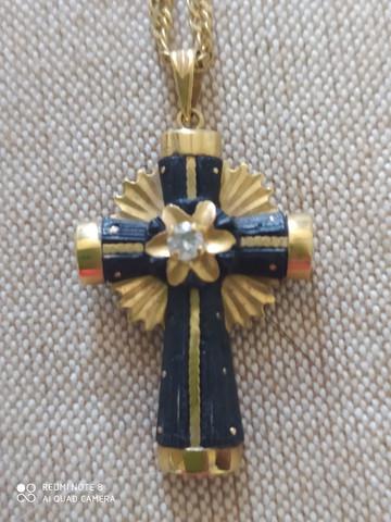 Crucifixo de ouro 18k e côco