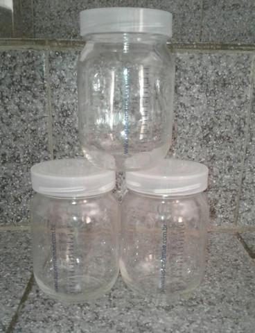 Kit potes para armazenar leite materno.