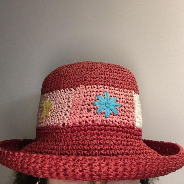 chapéu em palha, vermelho com bordados de flores ao seu