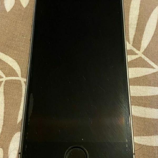 iPhone 5s, está com capinha, carregador , caixa e chave