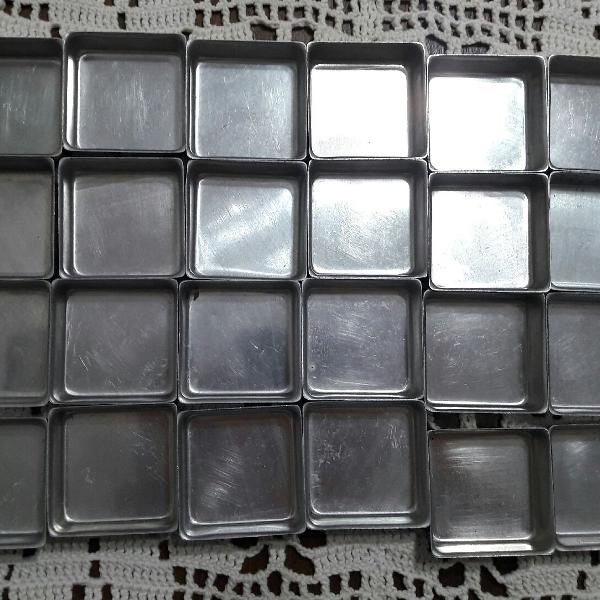 24 formas quadradas 6,5x6,5 cm