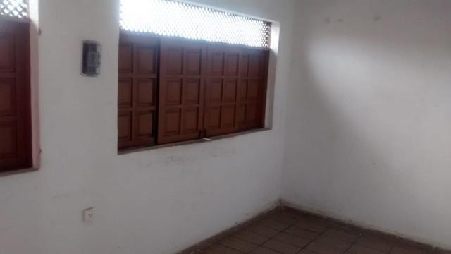 Ampla casa em primeiro andar na rua dos Timbiras 750,00.