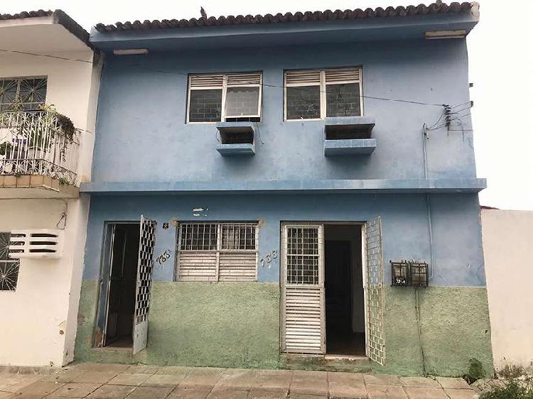 Casa com primeiro andar, área construída 57 metros