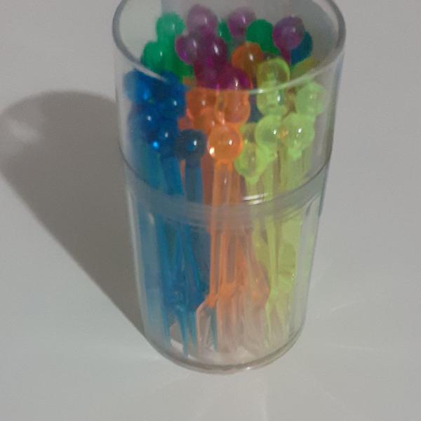 Kit com 50 Espetinhos plásticos para petiscos.