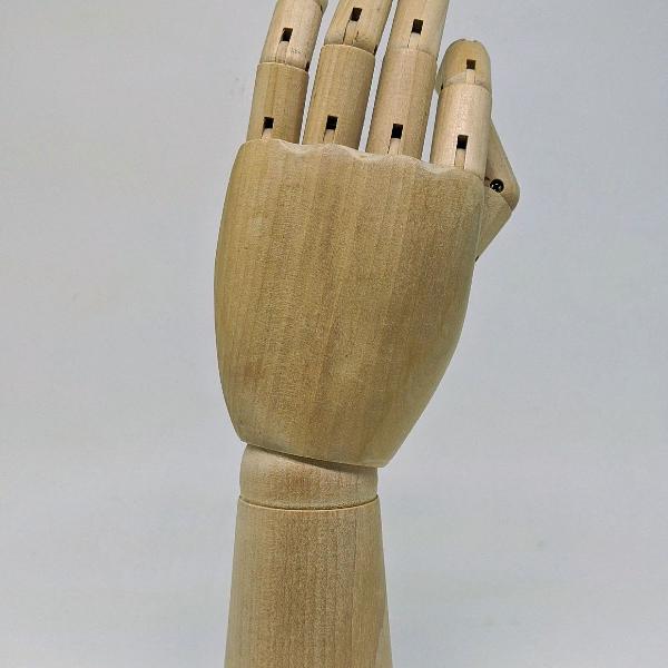 Mão articulável em madeira