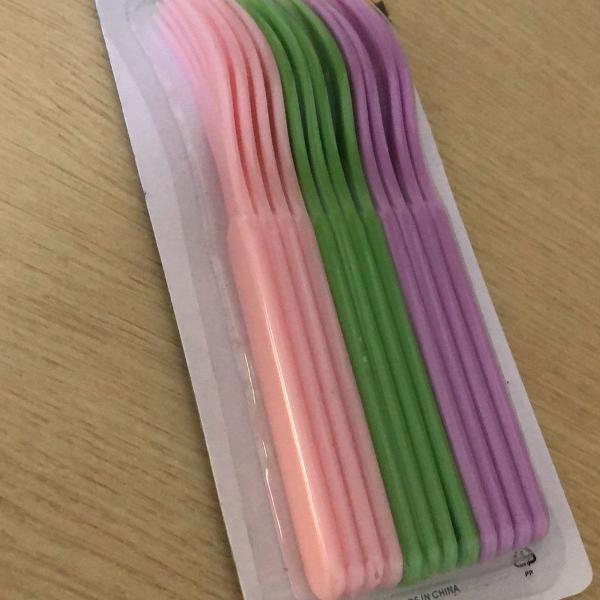 kit com 12 garfos coloridos em plástico resistente
