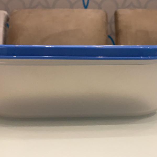 pote tupperware transparente com tampa azul