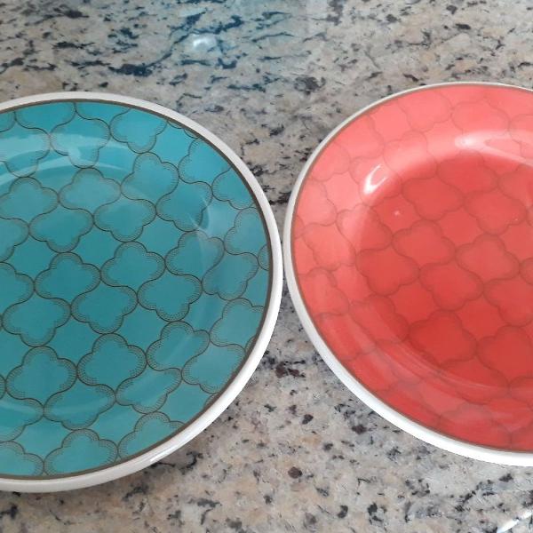 pratos de sobremesa verde água e vermelho