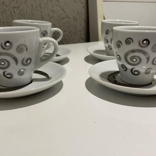 xícaras de café com strass