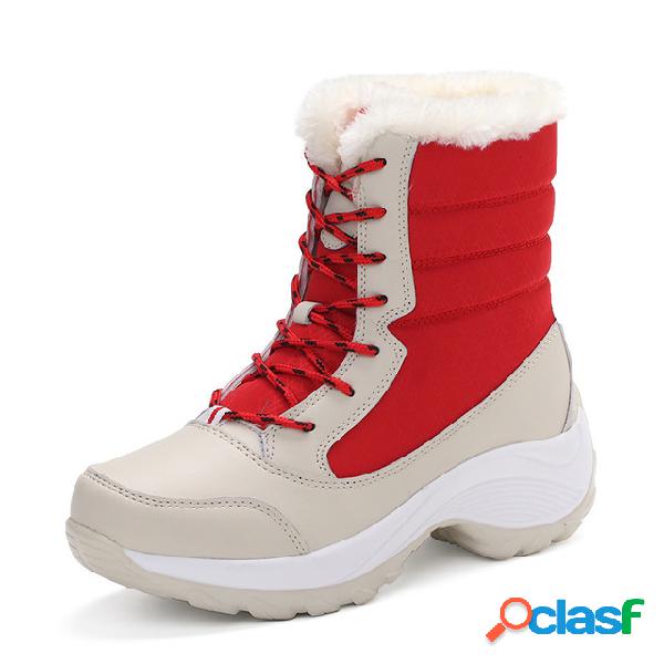 As mulheres atam botas de neve quentes