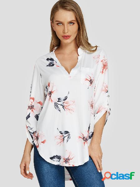 Blusa branca aleatória com estampa floral com decote em V e