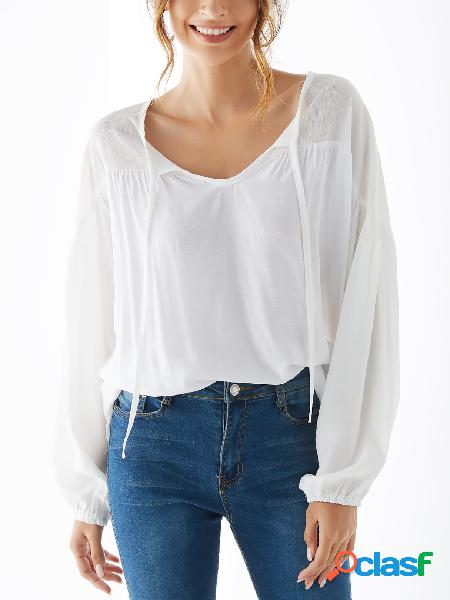 Blusa branca de mangas bufantes com decote em V