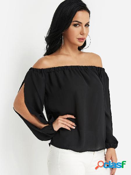 Blusa preta de mangas cortadas no ombro