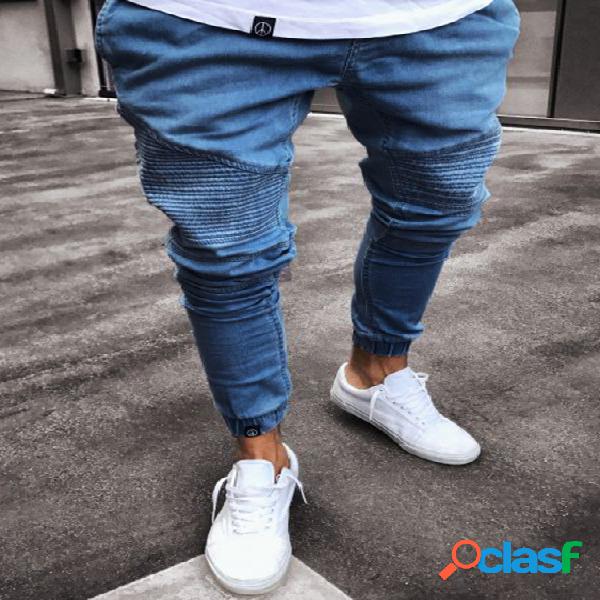 Jeans masculino rasgado e lavado com pregas na cintura