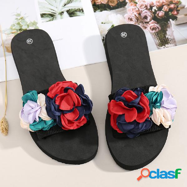 Mulher com flores decorativas Soft chinelos lisos casuais