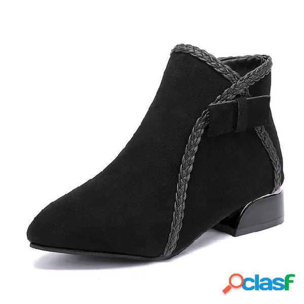 Mulheres apontou botas de salto baixo