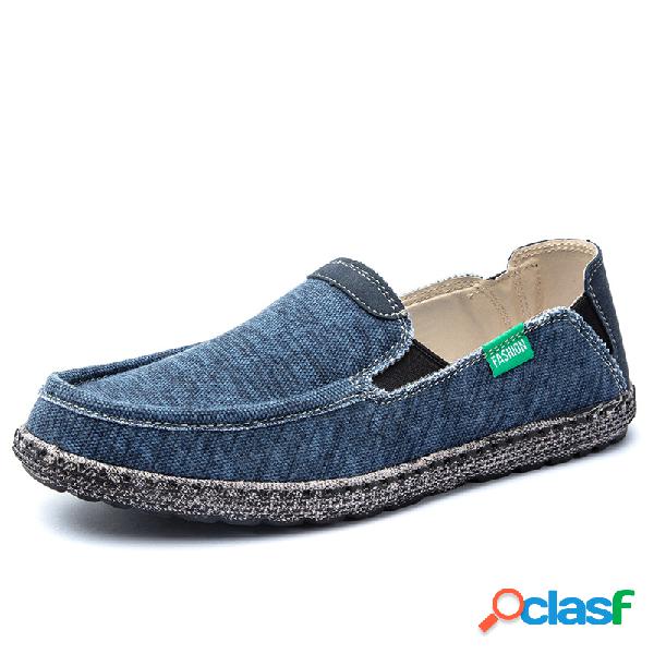 Os homens lavados mocassins de lona deslizam sobre sapatos