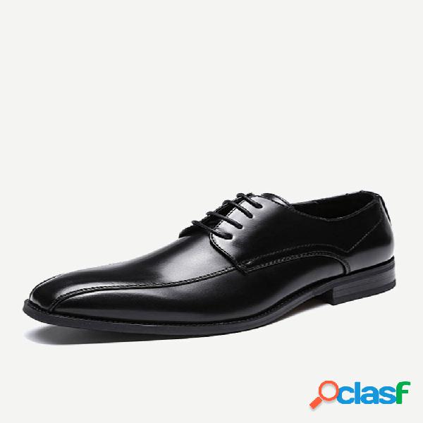 Sapatos formais de negócios elegantes de couro preto de