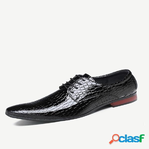 Sapatos formais empresariais elegantes e elegantes de couro