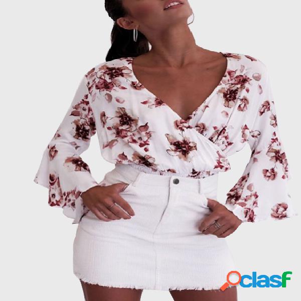 Top branco cruzado frontal aleatório com estampa floral com