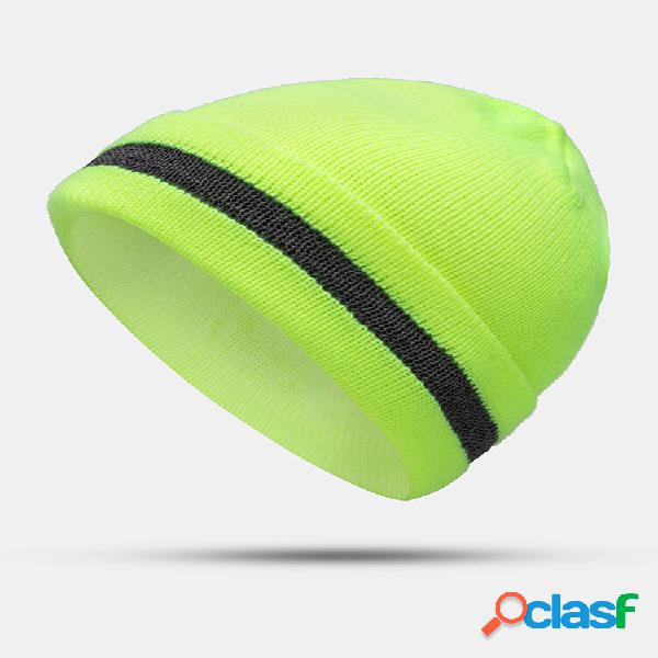 Collrown masculino e feminino fluorescência à noite escuro