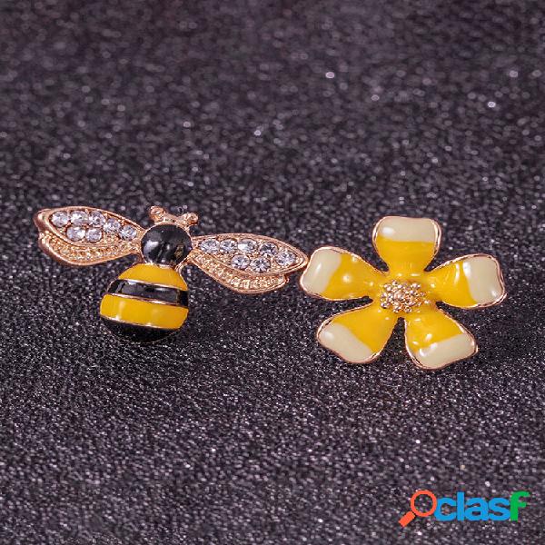 Cute Flower Honeybees Asymmetric Brincos Esmalte Strass