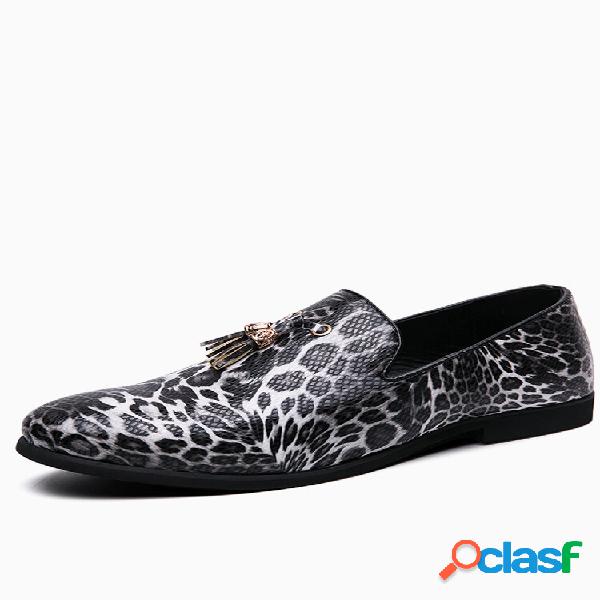 Sapatos sociais com estampa de leopardo estampado de