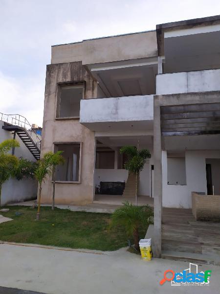 VENDE-SE EXCELENTE CASA EM ALTO PADRÃO EM POÇOS DE CALDAS