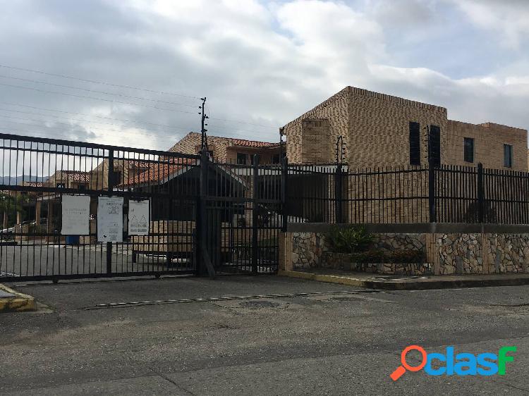 RE/MAX VENDE TOWNHOUSE EN URBANIZACION COUNTRY PARK