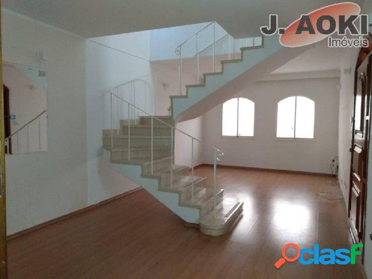 Sobrado para aluguel possui 64 m² com 2 quartos