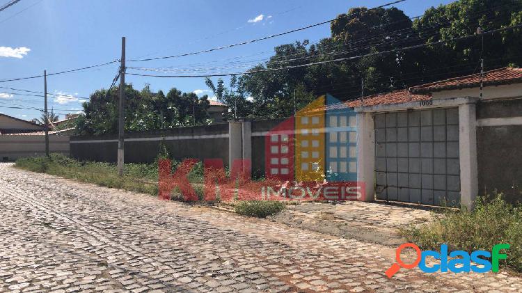 Vende-se casa com amplo terreno no bairro Costa e Silva