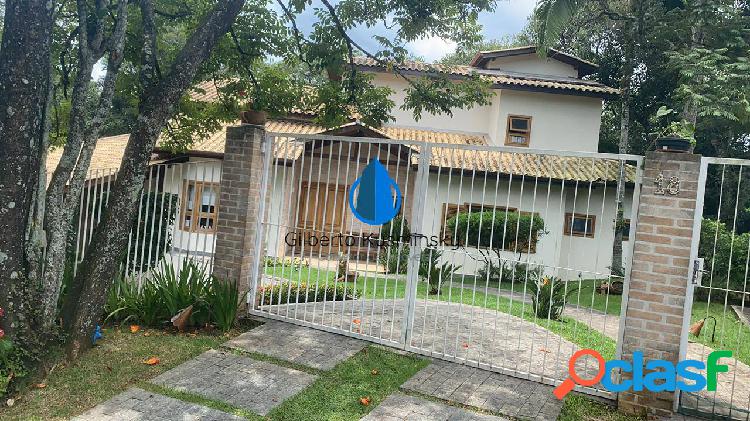 Casa com 4 sts c/ Ar Cond., rústica, pé dir. alto! - Venda