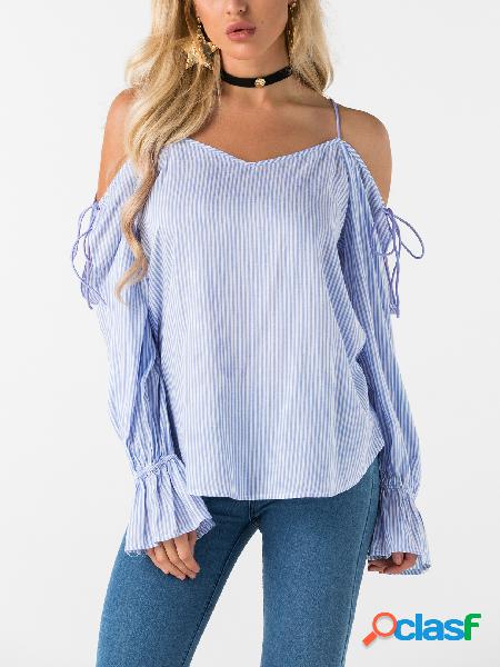 Blusa de chiffon azul com decote em V e ombro frio
