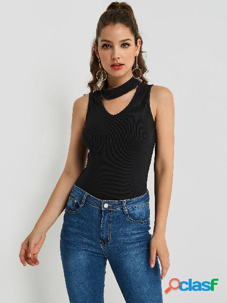 Camiseta de alças com gola preta recortada