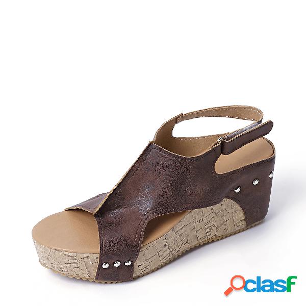 Rebite Peep Toe Marrom Design Sandálias Cunha