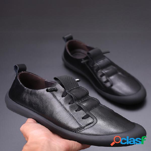 Sapatos lisos de couro casual masculino na moda e tênis