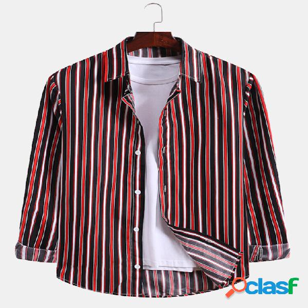 Camisetas masculinas coloridas com listras verticais de