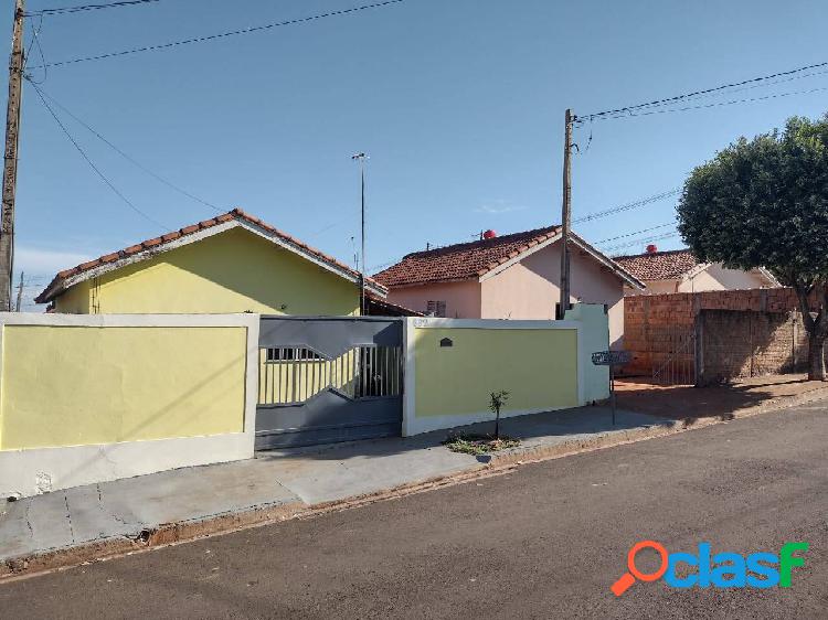 Casa bem localizada no centro de Piacatu SP, com 3 dormit. e