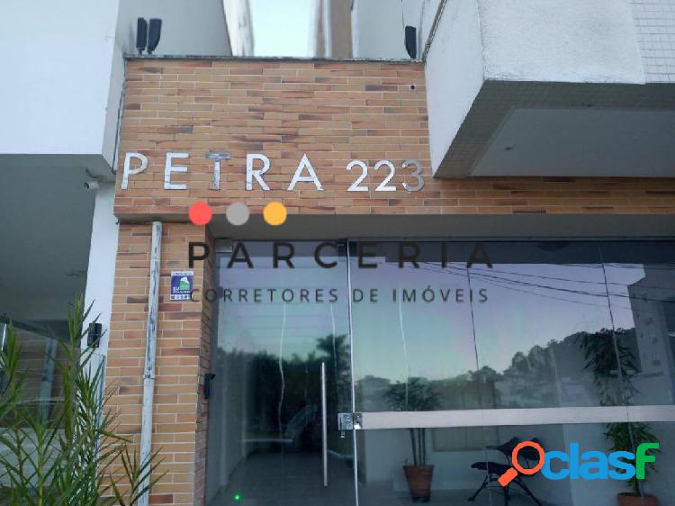 " Apartamento à venda com 02 dormitórios, 01 suíte, 01